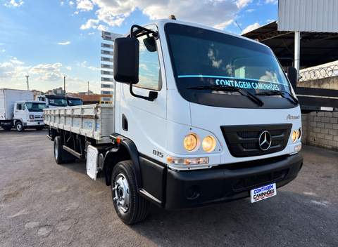 Caminhão Mercedes-Benz Accelo 815 2016 com Carroceria, Ar-Condicionado e 172.000 km branco — Contagem Caminhões