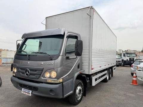 Caminhão Mercedes-Benz Accelo 1016 2013 6x2 Truck com Baú 6,50m cinza — Contagem Caminhões