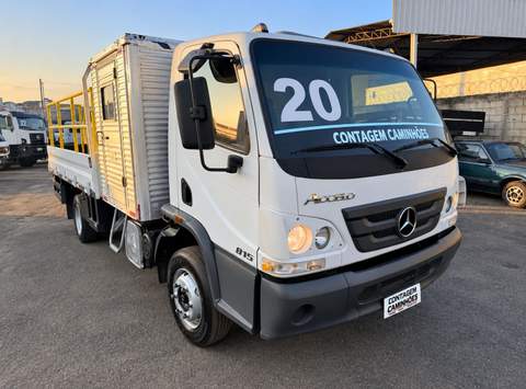 Caminhão Mercedes-Benz Accelo 815 2020 Único Dono Carroceria com Casinha Passageiro branco — Contagem Caminhões