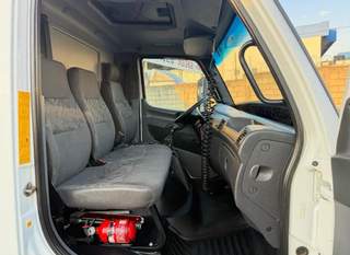 Caminhão Mercedes-Benz Accelo 815 2020 Único Dono Carroceria com Casinha Passageiro — foto 12 do anúncio na Contagem Caminhões