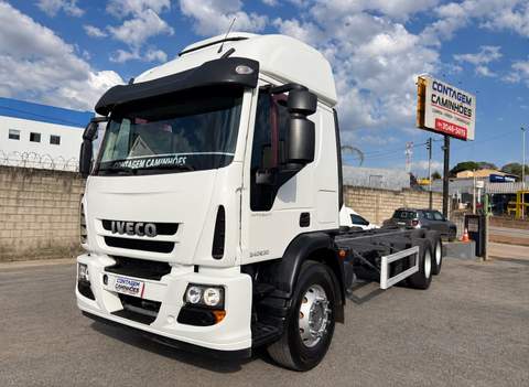 Caminhão Iveco Tector 240E30 2019 6x2 Automático Teto alto 300CV branco — Contagem Caminhões