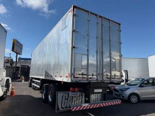 Caminhão MB Atego 3030 2023 Bitruck 8x2 Automático Teto Alto com Baú 9,50m — foto 9 do anúncio na Contagem Caminhões