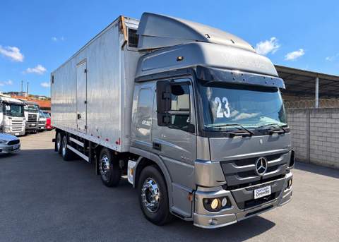 Caminhão MB Atego 3030 2023 Bitruck 8x2 Automático Teto Alto com Baú 9,50m cinza — Contagem Caminhões